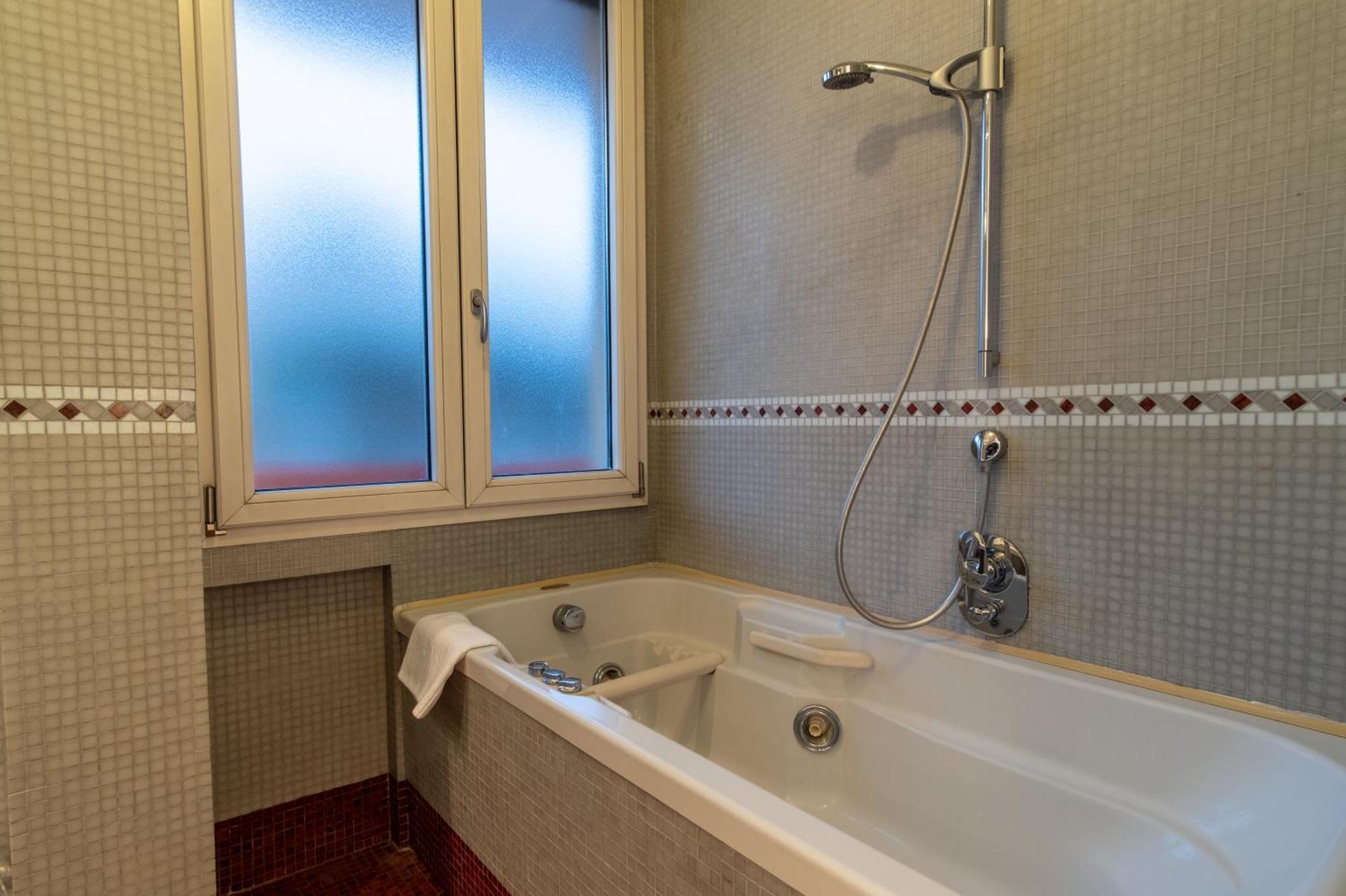 Attic With Terrace And Jacuzzi - Luxury Apartment Рим Екстериор снимка